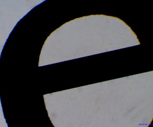 字母"e" 。邊緣顏色系由物鏡的色差引起